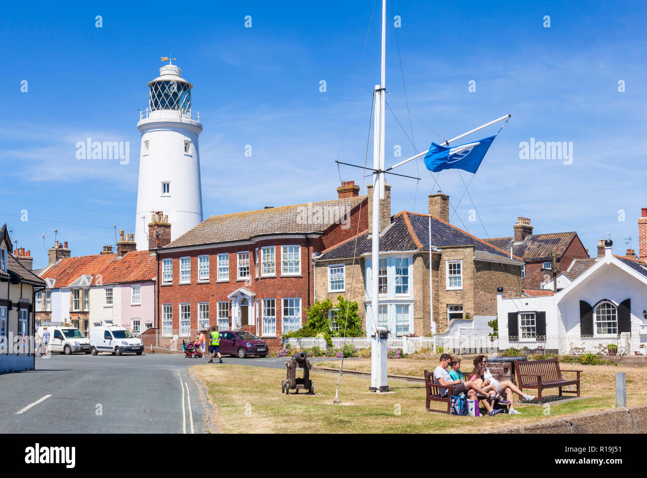 Southwold Suffolk Southwold Faro e southwold ospita persone seduto su una panchina di St James Green East Cliff Southwold Suffolk England Regno Unito GB Europa Foto Stock