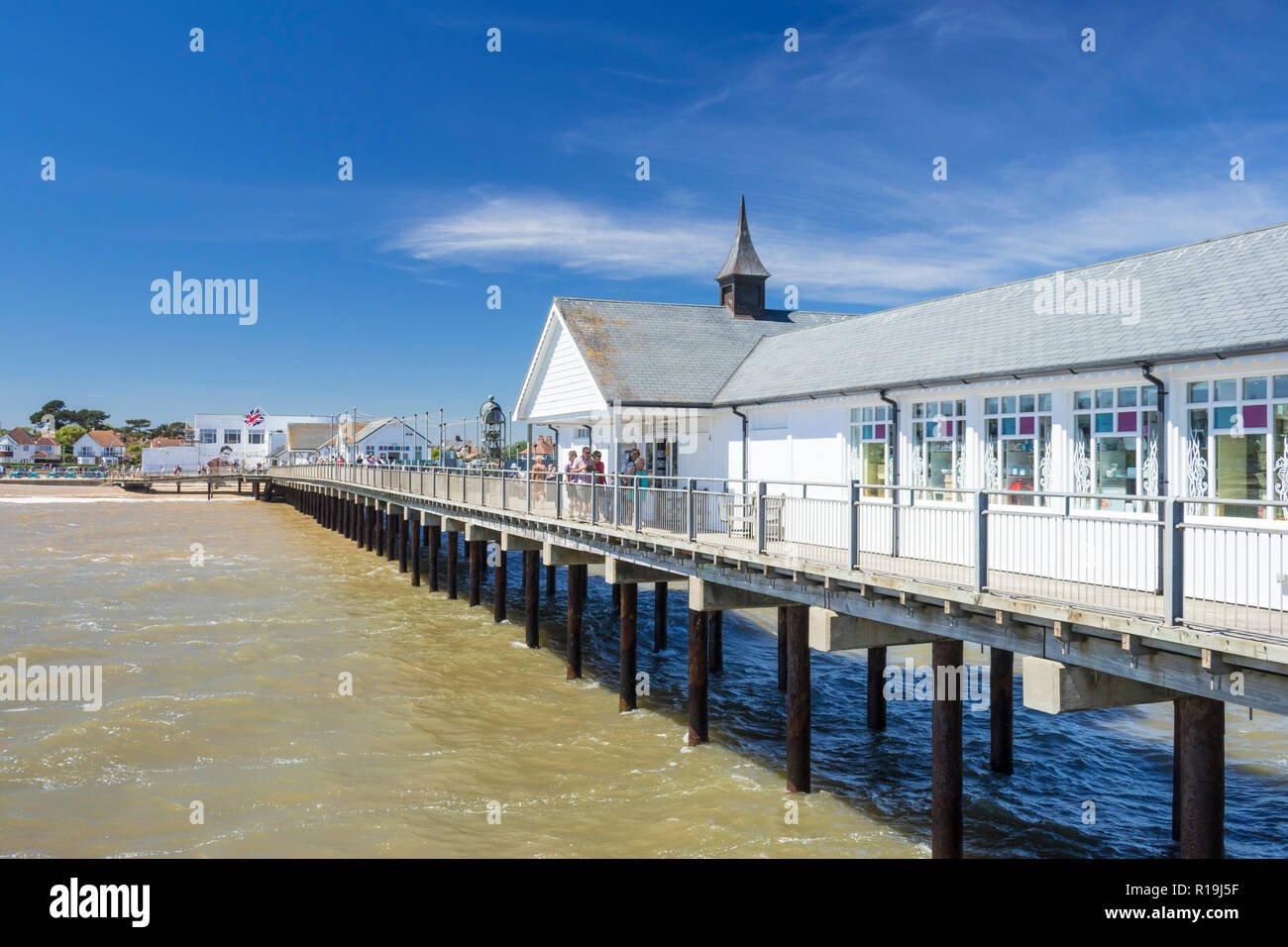 Southwold Suffolk Southwold pier dall'estremità lontana guardando verso la spiaggia Southwold Suffolk East Anglia England GB UK Europa Foto Stock