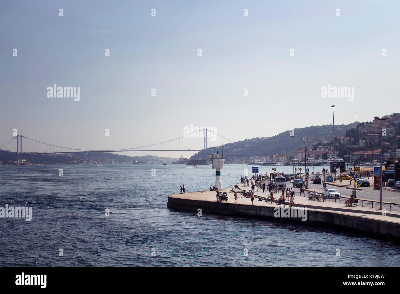 Vista della gente che cammina dal Bosforo. Il ponte è in background. È una soleggiata giornata estiva a Istanbul. Foto Stock