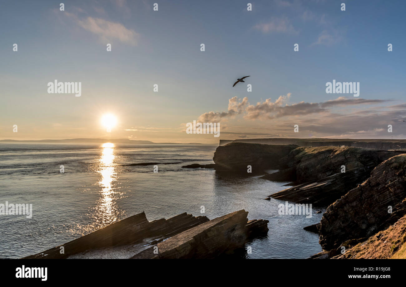 Tramonto dalla scogliera a piedi alla testa Burwick, South Ronaldsay Foto Stock