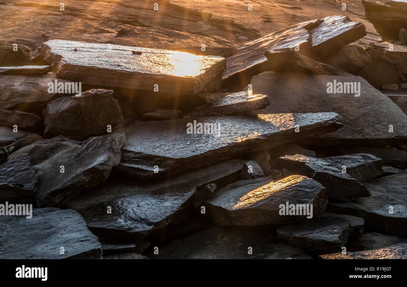 Pietre da lastrico nella calda luce incandescente, Orkney Foto Stock