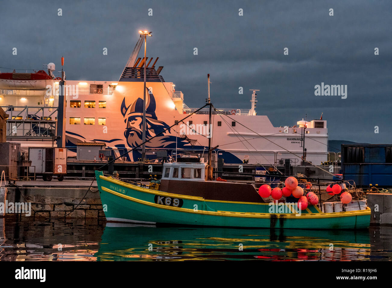 Traghetto Northlink & Pesca in barca al tramonto, Stromness, Orkney Foto Stock