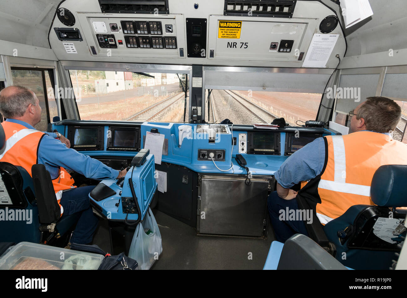 Due macchinisti ai comandi in cabina dei leader di locomotiva del treno Ghan a Katherine rail station nel territorio settentrionale di Austr Foto Stock