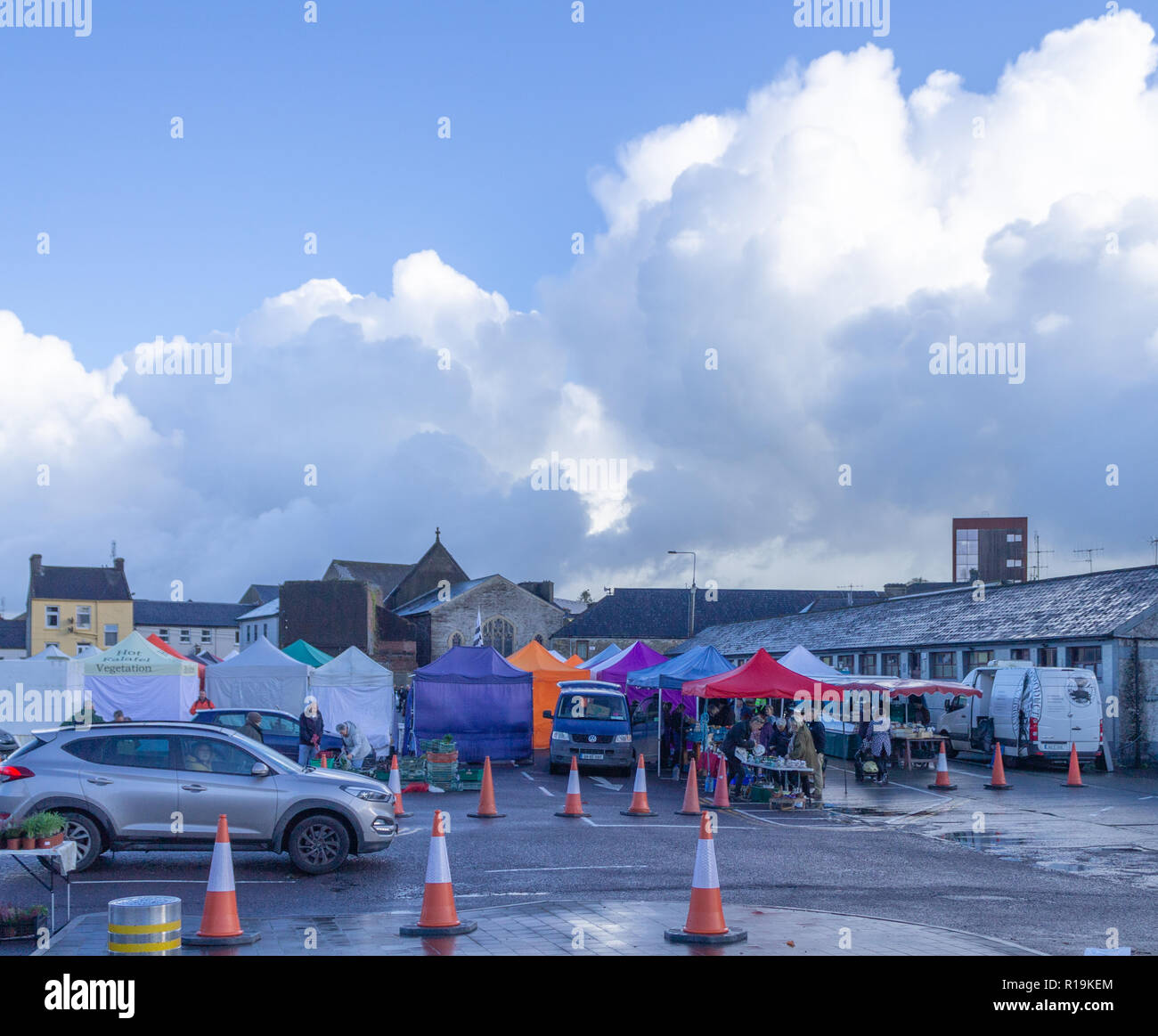 Skibbereen, West Cork, Irlanda, 10 novembre 2018. Sole brillante e Pesanti rovesci di pioggia per tutta la giornata su West Cork con la temperatura mite fino a 11 gradi centigradi. Shoppers brave le docce con un altro forte temporale avvicinando sopra i tetti per ottenere i loro prodotti freschi dal mercato degli agricoltori. Credito: aphperspective/Alamy Live News Foto Stock Skibbereen, West Cork, Irlanda, 10 novembre 2018. Sole brillante e Pesanti rovesci di pioggia per tutta la giornata su West Cork con la temperatura mite fino a 11 gradi centigradi. Shoppers brave le docce con un altro forte temporale avvicinando sopra i tetti per ottenere i loro prodotti freschi dal mercato degli agricoltori. Credito: aphperspective/Alamy Live News Foto Stock