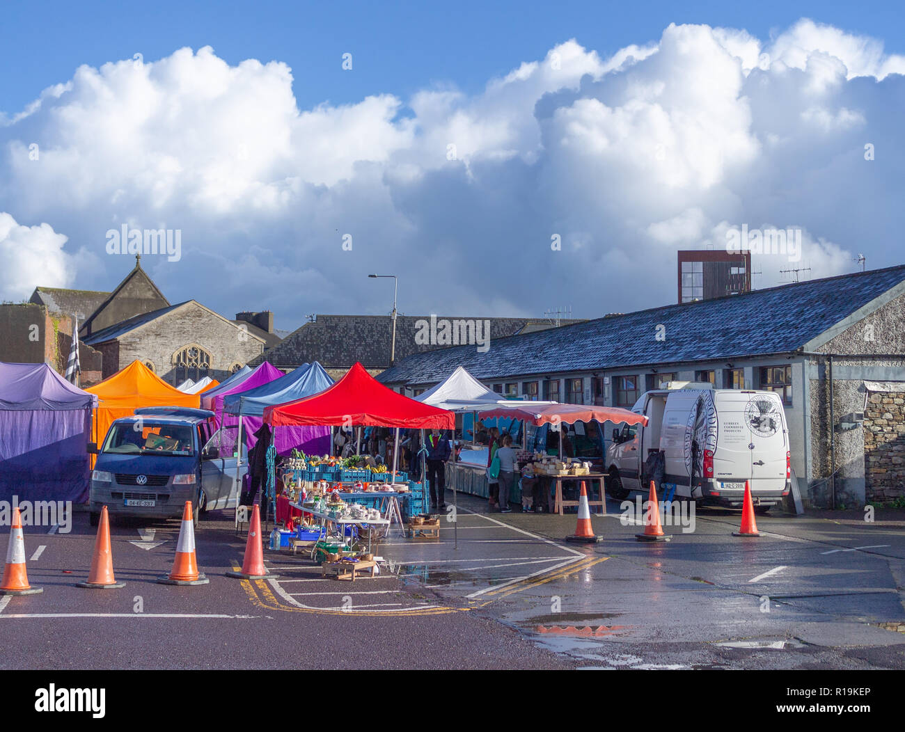 Skibbereen, West Cork, Irlanda, 10 novembre 2018. Sole brillante e Pesanti rovesci di pioggia per tutta la giornata su West Cork con la temperatura mite fino a 11 gradi centigradi. Shoppers brave le docce con un altro forte temporale avvicinando sopra i tetti per ottenere i loro prodotti freschi dal mercato degli agricoltori. Credito: aphperspective/Alamy Live News Foto Stock Skibbereen, West Cork, Irlanda, 10 novembre 2018. Sole brillante e Pesanti rovesci di pioggia per tutta la giornata su West Cork con la temperatura mite fino a 11 gradi centigradi. Shoppers brave le docce con un altro forte temporale avvicinando sopra i tetti per ottenere i loro prodotti freschi dal mercato degli agricoltori. Credito: aphperspective/Alamy Live News Foto Stock