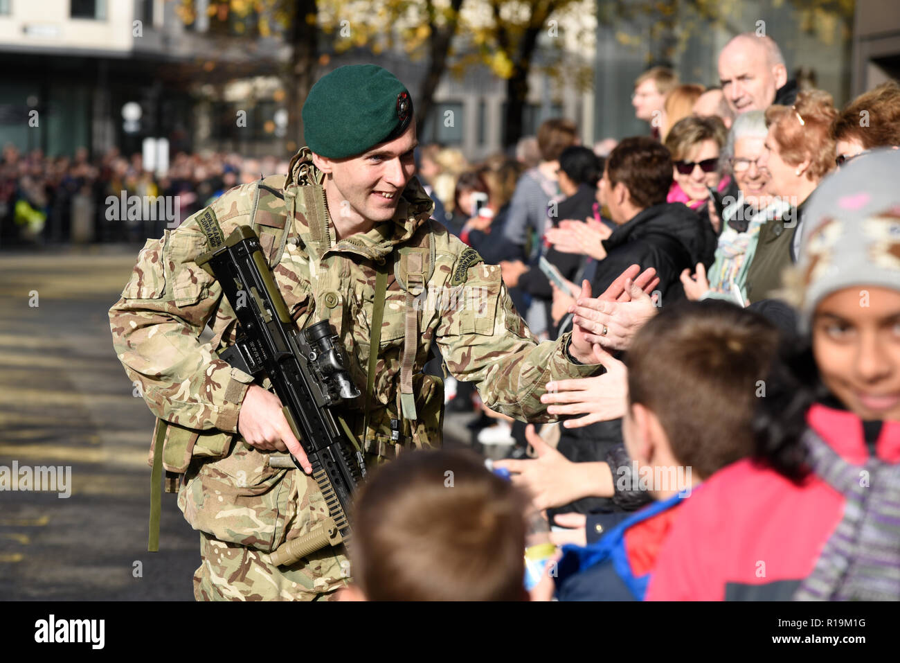 Royal Marines riserva (città di Londra) soldato interagendo con i bambini in mezzo alla folla nel signore sindaco di mostrare Parade 2018. Londra, Regno Unito Foto Stock