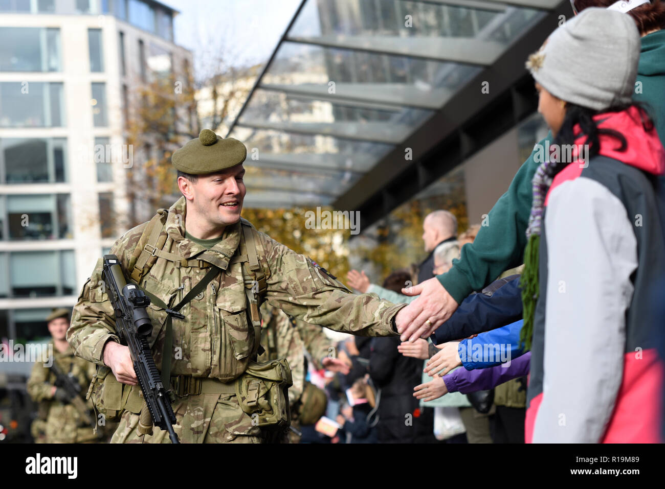 Un (Londra scozzese) Compagnia del reggimento di Londra soldato interagenti con la folla nel signore sindaco di mostrare Parade 2018. Indossando tam o shanter" Foto Stock