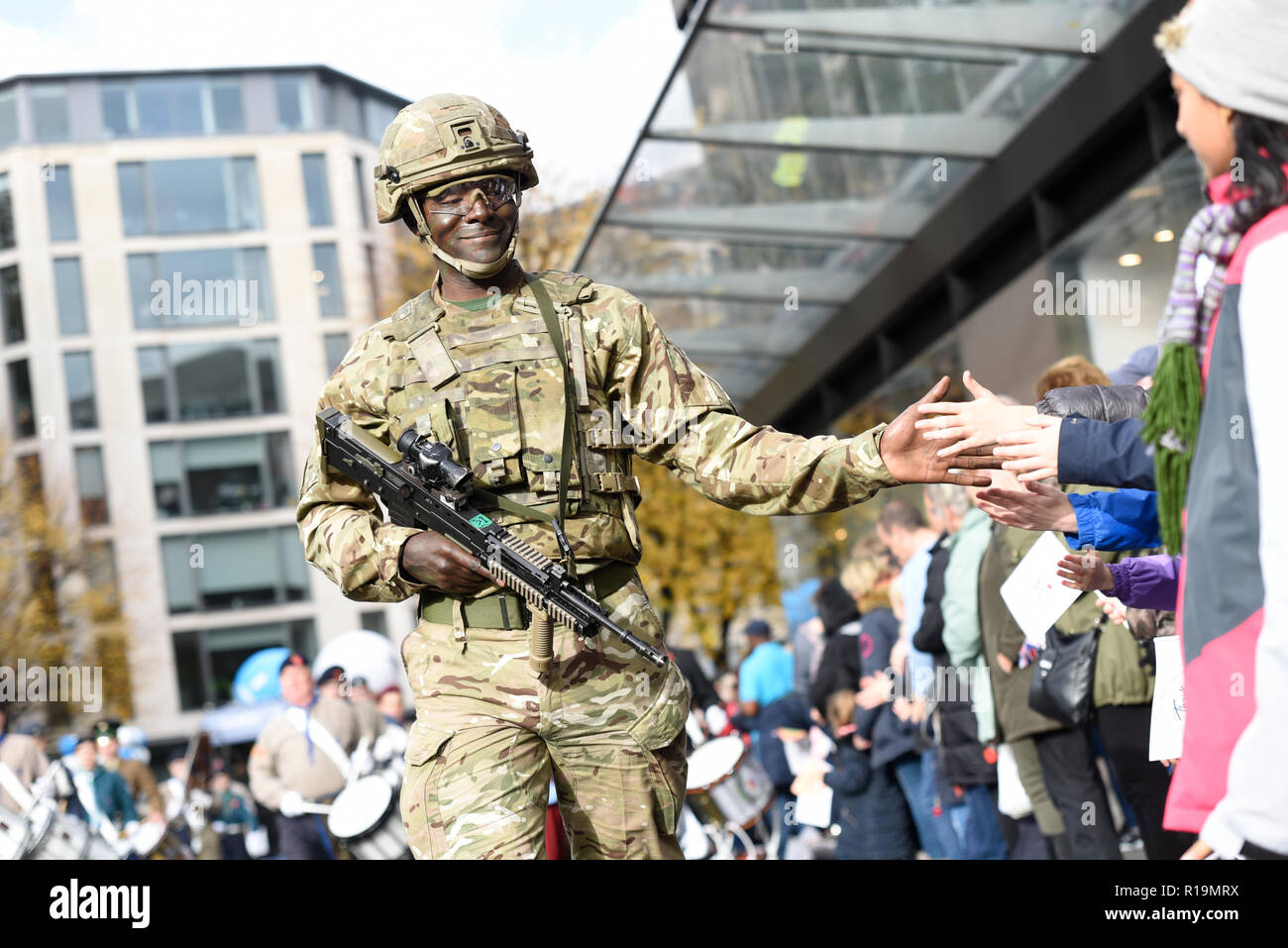 Colorato esercito britannico soldato di interagire con il pubblico nel signore sindaco di mostrare Parade, London, Regno Unito 2018. Etnica. L'etnia. Pari opportunità Foto Stock