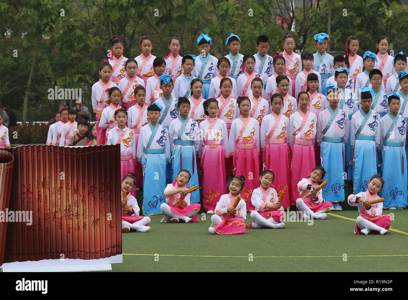 Lianyungang, Lianyungang, Cina. Decimo Nov, 2018. Lianyungang, CINA-più di mille e duecento studenti di recite tradizionali poesie cinesi in una scuola primaria in Guanyun County, Lianyungang, est ChinaÃ¢â'¬â"¢s provincia di Jiangsu. Credito: SIPA Asia/ZUMA filo/Alamy Live News Foto Stock