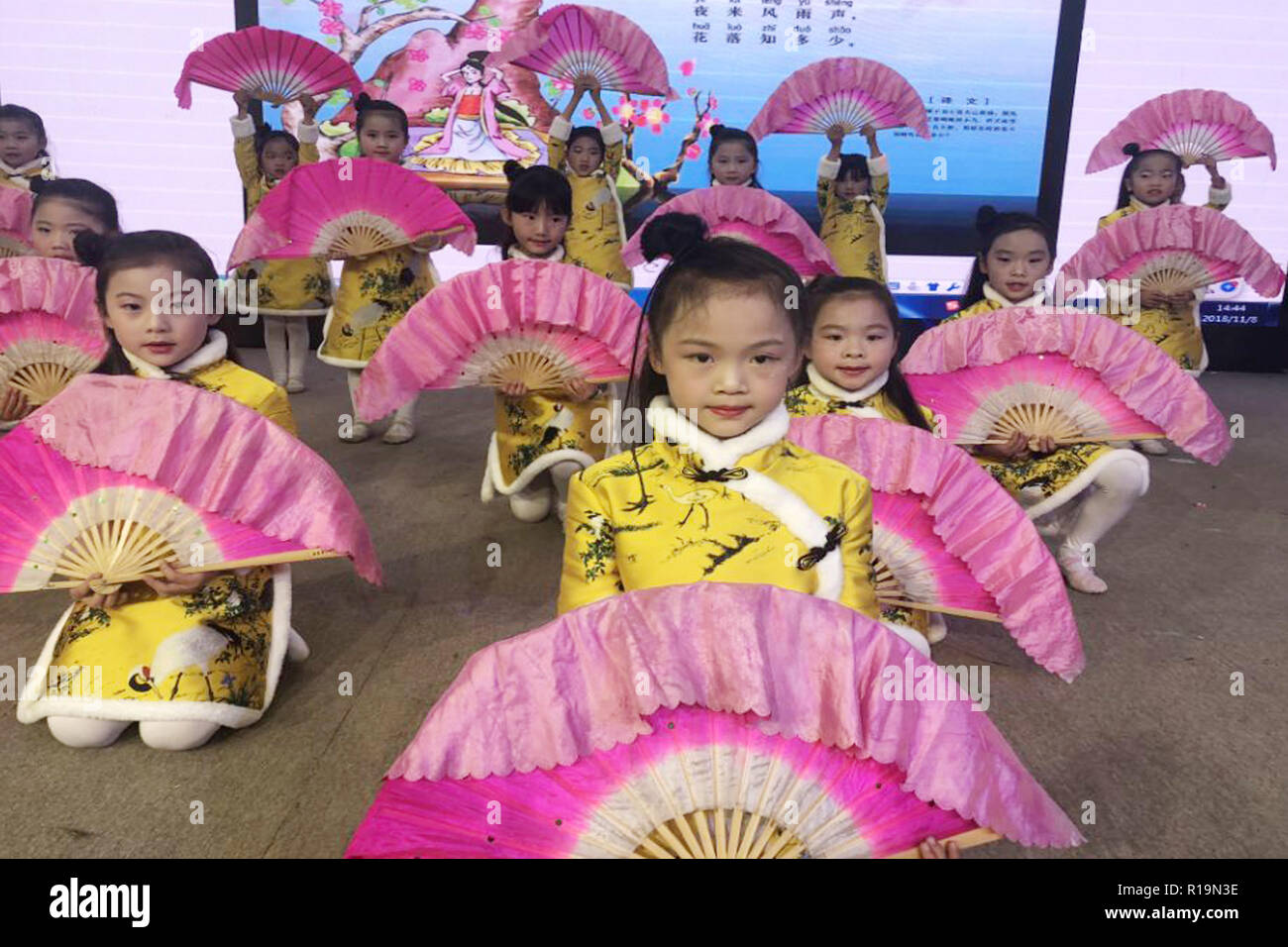 Lianyungang, Lianyungang, Cina. Decimo Nov, 2018. Lianyungang, CINA-più di mille e duecento studenti di recite tradizionali poesie cinesi in una scuola primaria in Guanyun County, Lianyungang, est ChinaÃ¢â'¬â"¢s provincia di Jiangsu. Credito: SIPA Asia/ZUMA filo/Alamy Live News Foto Stock