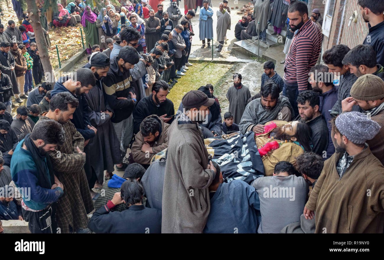 Novembre 10, 2018 - Pulwama, Jammu e Kashmir India - (NOTA DEL REDATTORE: immagine raffigura la morte.) i musulmani del Kashmir sono visti pregare per il corpo di Liyakat Ahmed durante il suo corteo funebre al suo villaggio natale di Pulwama.Migliaia di persone hanno partecipato ai funerali preghiere dei due militanti che sono stati uccisi in uno scontro a fuoco con le forze di governo nel sud del Kashmir del distretto di Pulwama 40km dalla capitale estiva Srinagar. I militanti, secondo l Ispettore generale di polizia, Kashmir gamma, SP Pani, sono stati uccisi in un 'molto breve'' sparatoria nel villaggio Tikken. (Credito Immagine: © Idrees Foto Stock