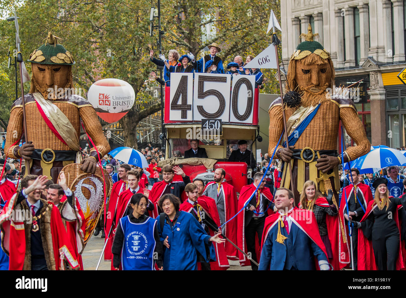 Londra, Regno Unito. Decimo Nov, 2018. Gog e Maygog - Il nuovo Sindaco (Pietro Estlin, il 691st) ha prestato giuramento ieri. Per festeggiare, oggi è l'annuale signore sindaco di spettacolo. Esso include le bande militari vintage, autobus, Dhol batteristi, una mietitrebbia e un gigantesco annuendo cane in tre-miglio-lunga processione. Esso riunisce oltre 7 mila persone, 200 cavalli e 140 il motore di vapore e veicoli guidati in un evento che risale al XIII secolo. Il sindaco della città di Londra giostre in stato d'oro Coach. Credito: Guy Bell/Alamy Live News Foto Stock