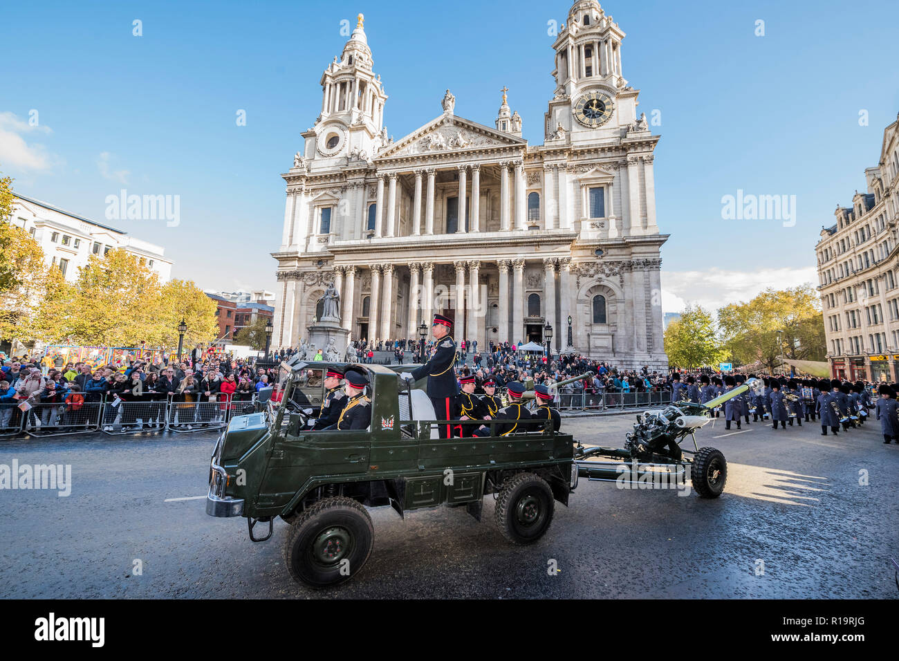 Londra, Regno Unito. Decimo Nov, 2018. L'HAC - Il nuovo Sindaco (Pietro Estlin, il 691st) ha prestato giuramento ieri. Per festeggiare, oggi è l'annuale signore sindaco di spettacolo. Esso include le bande militari vintage, autobus, Dhol batteristi, una mietitrebbia e un gigantesco annuendo cane in tre-miglio-lunga processione. Esso riunisce oltre 7 mila persone, 200 cavalli e 140 il motore di vapore e veicoli guidati in un evento che risale al XIII secolo. Il sindaco della città di Londra giostre in stato d'oro Coach. Credito: Guy Bell/Alamy Live News Foto Stock