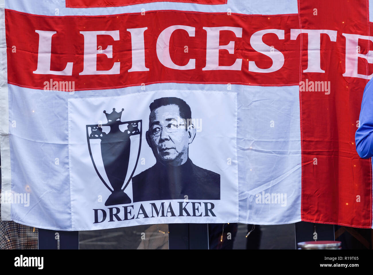 Leicester, Regno Unito. 10 Nov 2018. Il Leicester City FC i tifosi e appassionati da altri club sono un omaggio al presidente Vichai Srivaddhanaprabha, che è stato fra i cinque persone uccise in Elicottero incidente fuori dallo stadio il 27 ottobre. Migliaia hanno preso parte in partenza da piazza giubilare a poco più di un miglio a piedi da King Power Stadium. Credito: Ian Francesco/Alamy Live News Foto Stock
