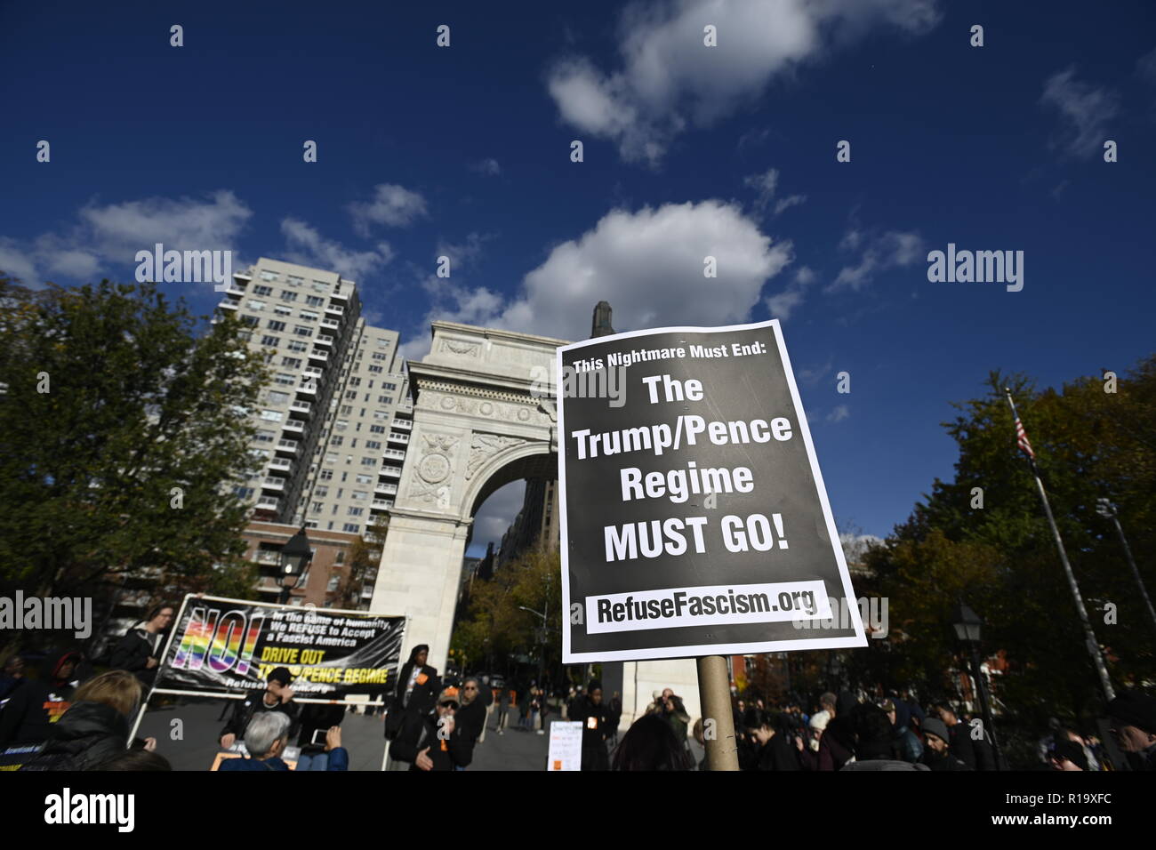 New York, Stati Uniti Nov 10, 2018 Anti-Trump manifestanti rally in Washington Square Park quattro giorni dopo gli Stati Uniti elezioni di mid-term in cui i democratici ripreso il controllo della Camera dei rappresentanti. La dimostrazione di uno dei 12 prevista nelle principali città degli Stati Uniti, è stato organizzato da un gruppo chiamato rifiutare il fascismo che afferma che il suo obiettivo è quello di guidare il Presidente Trump da office attraverso la protesta non-violenta Foto Stock