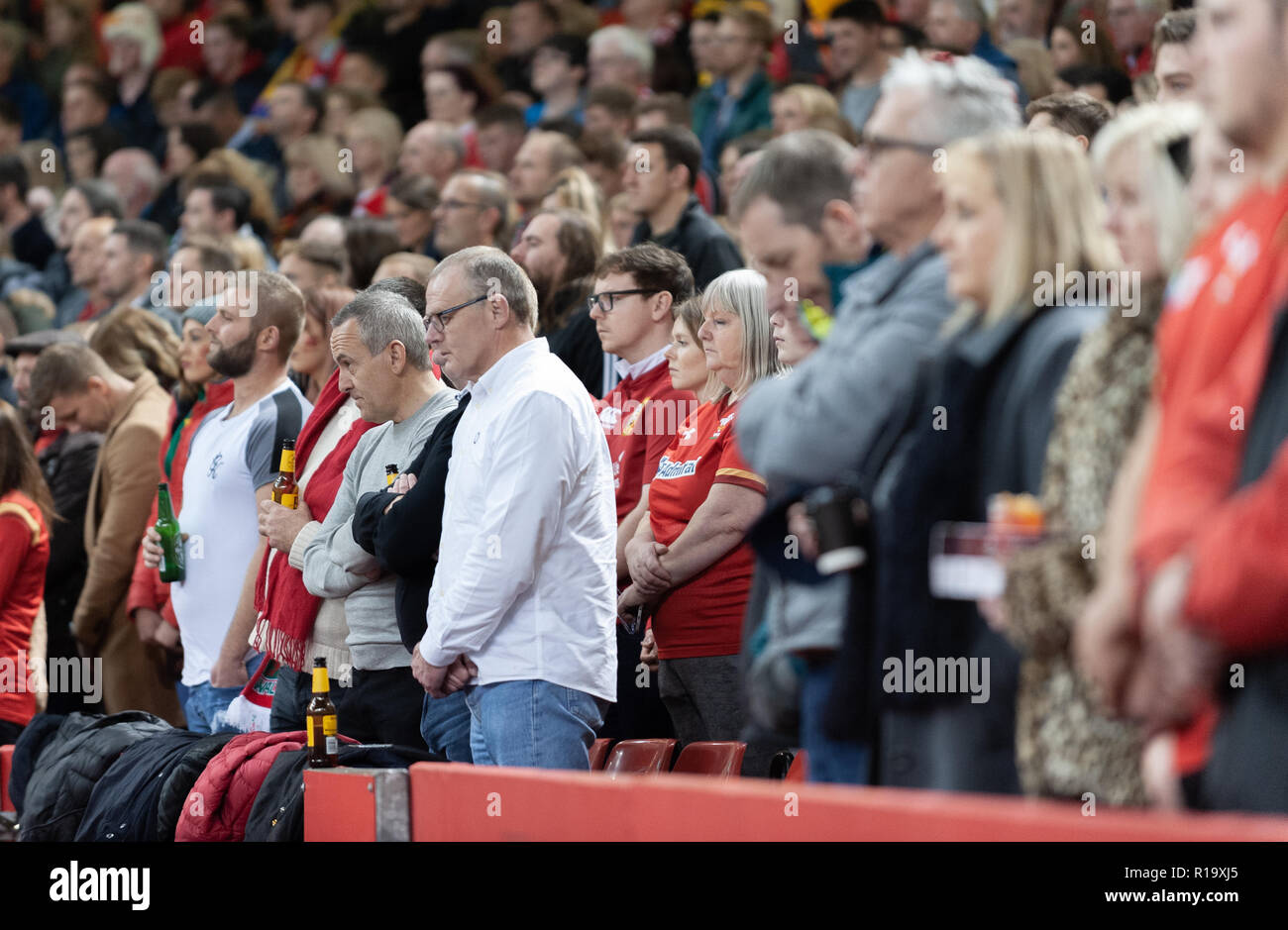 Cardiff, Galles, UK. Decimo Nov, 2018. Un minuto di silenzio per commemorare il decimo anniversario della fine della Grande Guerra, la seconda guerra mondiale. Credito: WALvAUS/Alamy Live News Foto Stock