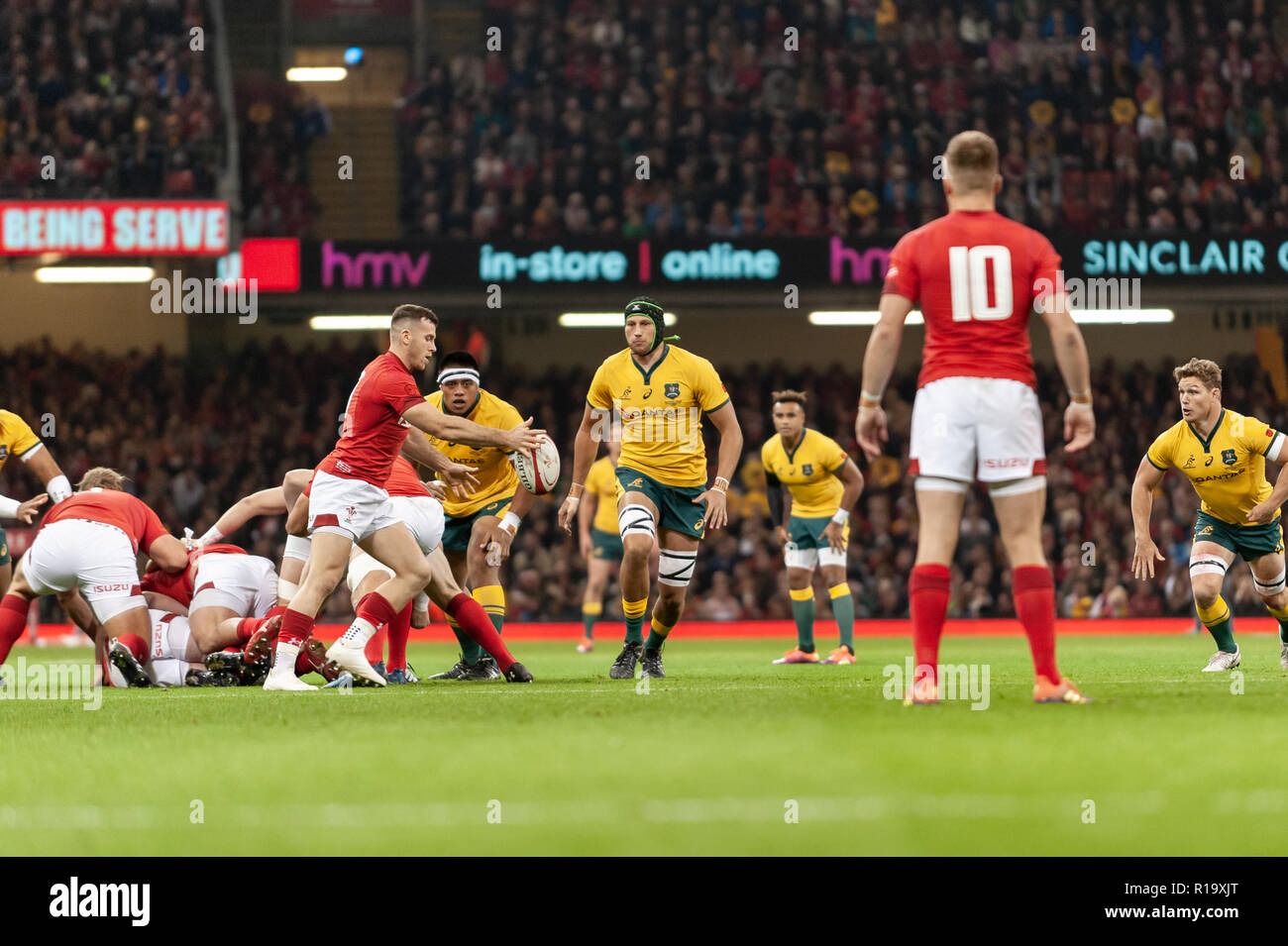 Cardiff, Galles, UK. Decimo Nov, 2018. Gareth Davies si prepara a box kick come Wallaby' Adam Coleman e Alan Alaalatoa scendere su di lui. Credito: WALvAUS/Alamy Live News Foto Stock