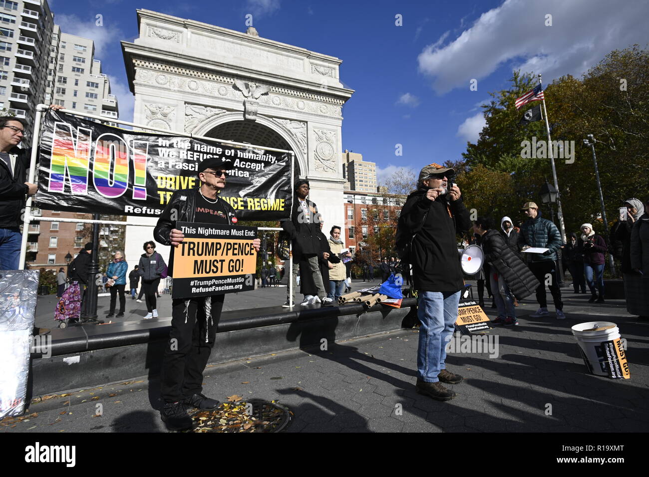 New York, Stati Uniti Nov 10, 2018 Anti-Trump manifestanti rally in Washington Square Park quattro giorni dopo gli Stati Uniti elezioni di mid-term in cui i democratici ripreso il controllo della Camera dei rappresentanti. La dimostrazione di uno dei 12 prevista nelle principali città degli Stati Uniti, è stato organizzato da un gruppo chiamato rifiutare il fascismo che afferma che il suo obiettivo è quello di guidare il Presidente Trump da office attraverso la protesta non-violenta Foto Stock