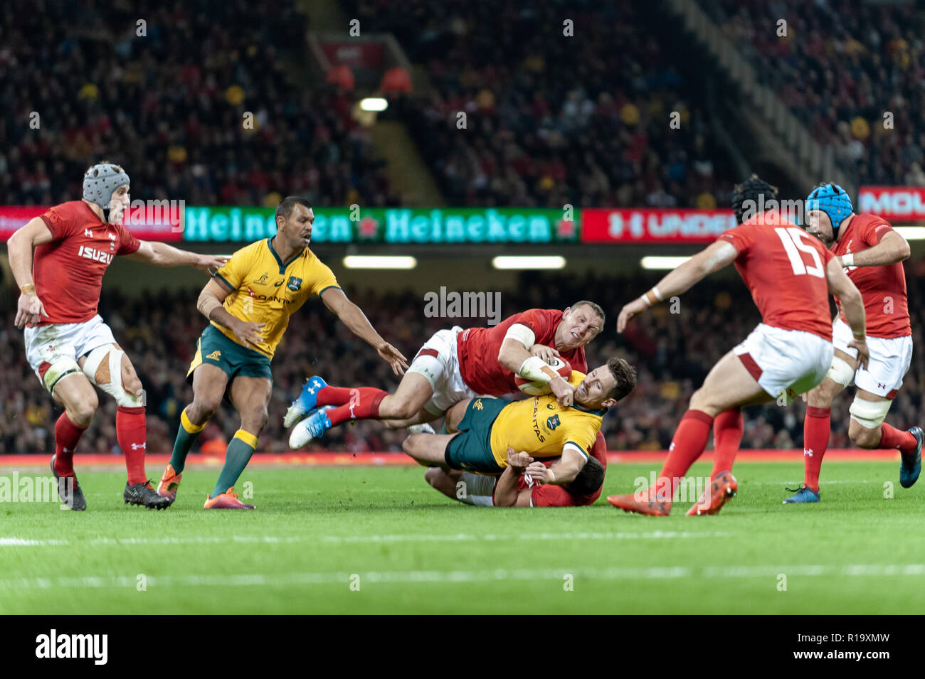Cardiff, Galles, UK. Decimo Nov, 2018. Australia flyhalf, Bernie Foley viene affrontata dalla Hadley PArkes, il Welsh all'interno di Centro. Credito: WALvAUS/Alamy Live News Foto Stock