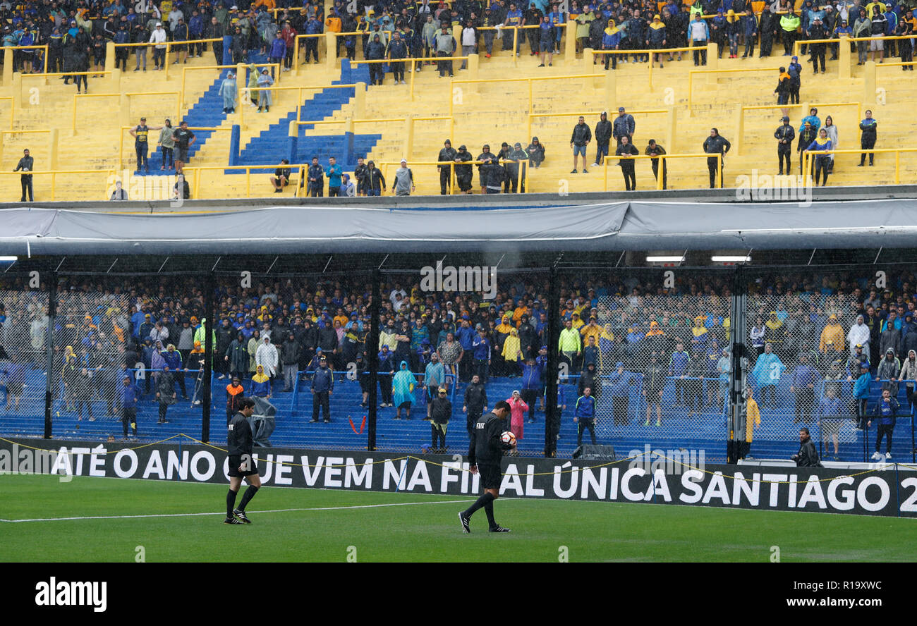 Buenos Aires, Argentina. Decimo Nov, 2018. Arbitro cileno Roberto Tobar (destra) passeggiate lungo con un collaboratore di il passo alla Bombonera prima della prima finale della Copa Libertadores tra Boca Juniors e River Plate. Il primo superclassic finale della Copa Libertadores è stata rinviata alla Domenica 11/11/2018 come una conseguenza della pioggia che è caduta in Buenos Aires e invaso l'erba dello stadio Alberto J Armando Stadium. (Legato alla relazione del dpa 'questa pioggia non vuole fermarsi': un diluvio invece di un superclassic). Credito: Ortiz Gustavo/dpa/Alamy Live News Foto Stock