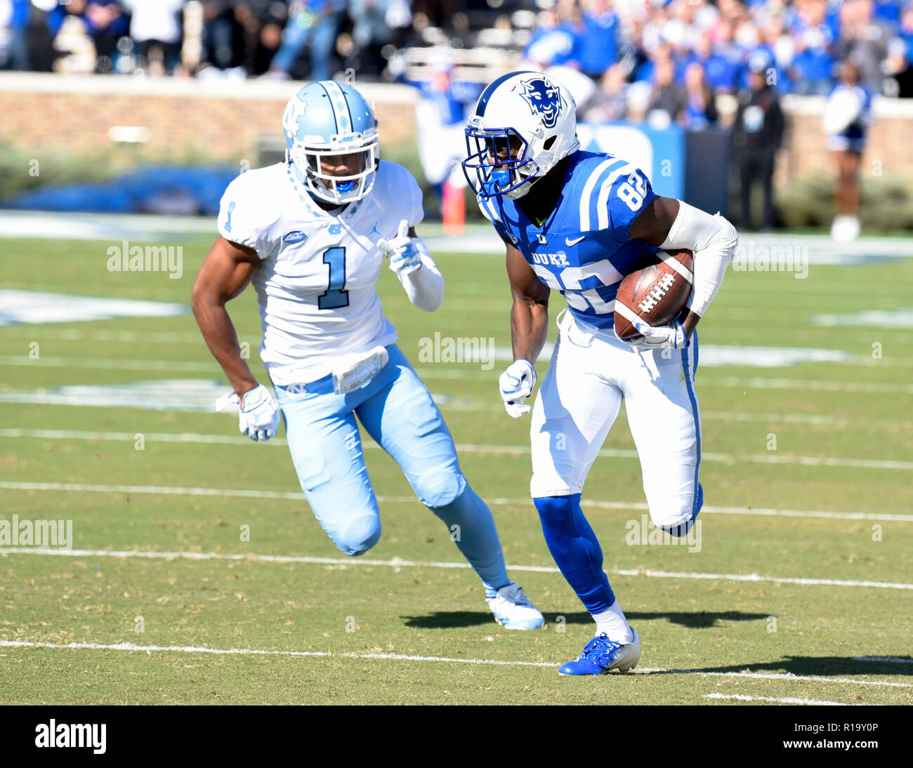 Durham, North Carolina, Stati Uniti d'America. Decimo Nov, 2018. Il duca wide receiver CHRIS TAYLOR (82) in esecuzione in un touchdown in una partita di calcio contro il percorso UNC Tar tacchi in novembre 10, 2018 presso lo Stadio Wallace Wade in Durham, NC. Credit: Ed Clemente/ZUMA filo/Alamy Live News Foto Stock