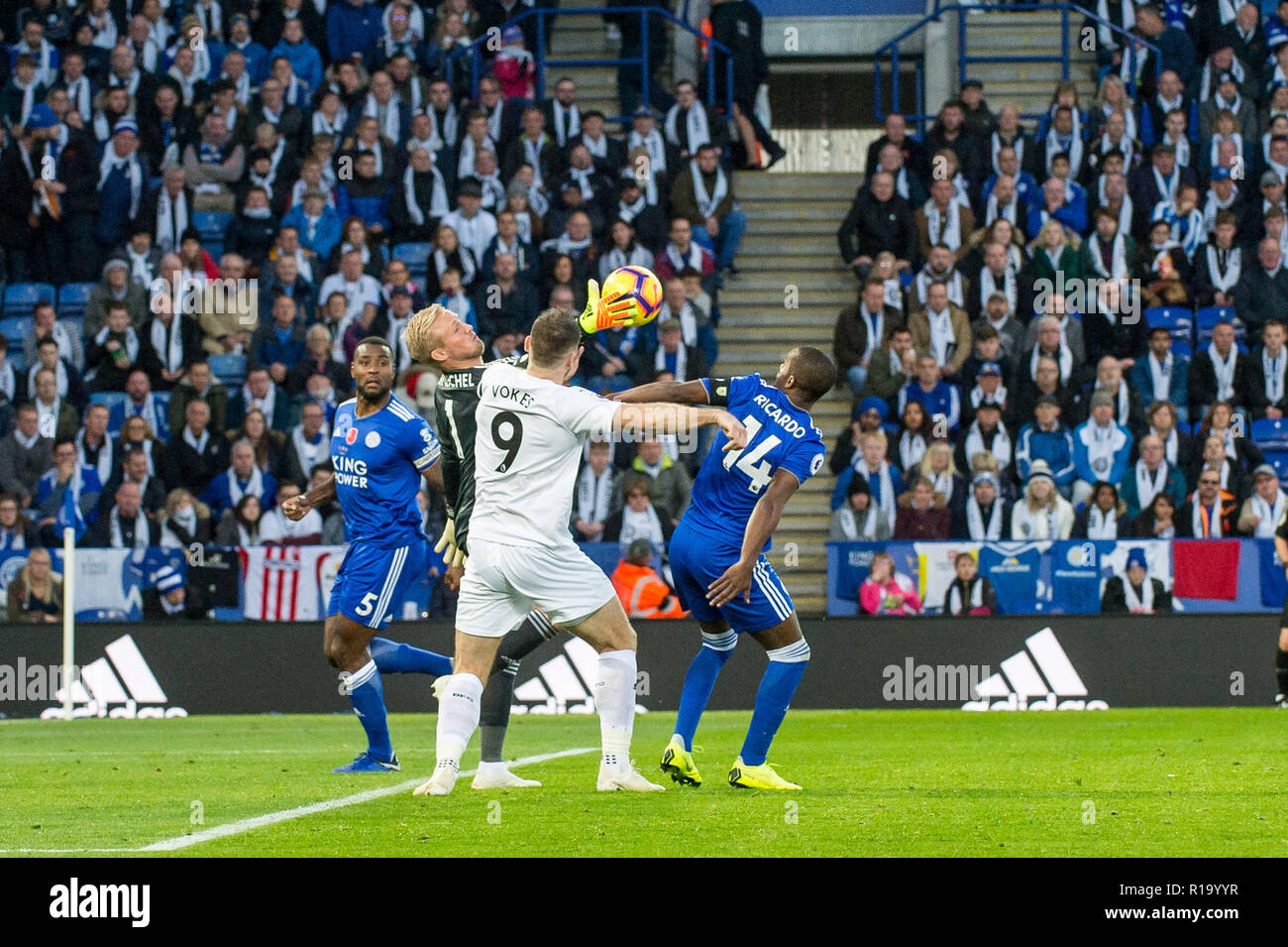 Leicester, Regno Unito. Decimo Nov, 2018. Kasper Schmeichel di Leicester City vince la palla da Chris Wood di Burnley durante il match di Premier League tra Leicester City e Burnley al King Power Stadium, Leicester, Inghilterra il 10 novembre 2018. Foto di Matteo Buchan. Solo uso editoriale, è richiesta una licenza per uso commerciale. Nessun uso in scommesse, giochi o un singolo giocatore/club/league pubblicazioni. Credit: UK Sports Pics Ltd/Alamy Live News Foto Stock