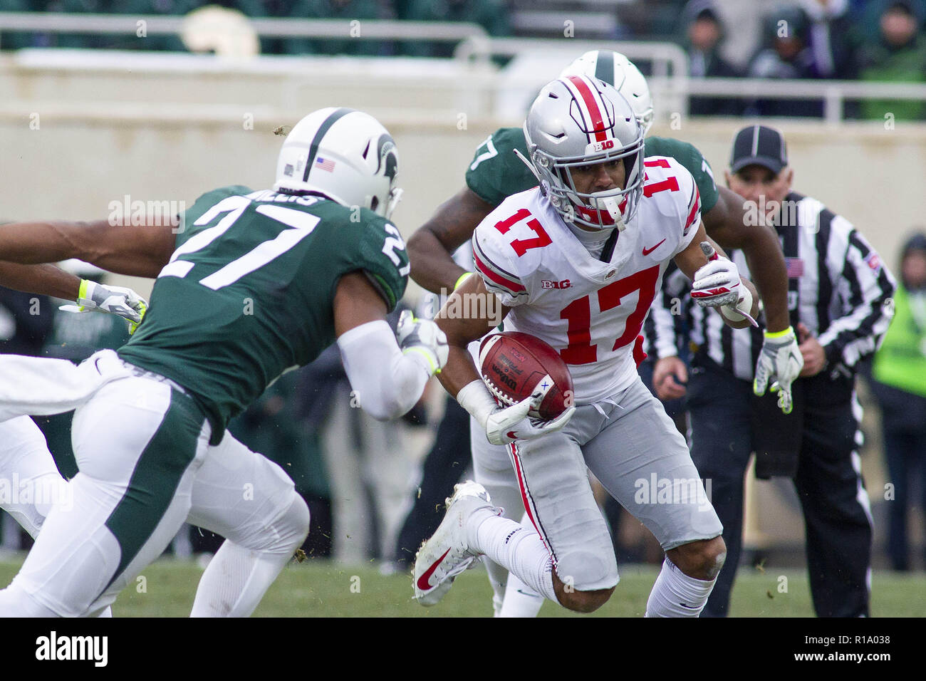 East Lansing, Michigan, Stati Uniti d'America. Decimo Nov, 2018. Ohio State wide receiver CHRIS OLAVE (17) Si ritiene che le catture di un passaggio durante la prima metà contro Michigan State a Spartan Stadium. Credito: Scott Mapes/ZUMA filo/Alamy Live News Foto Stock