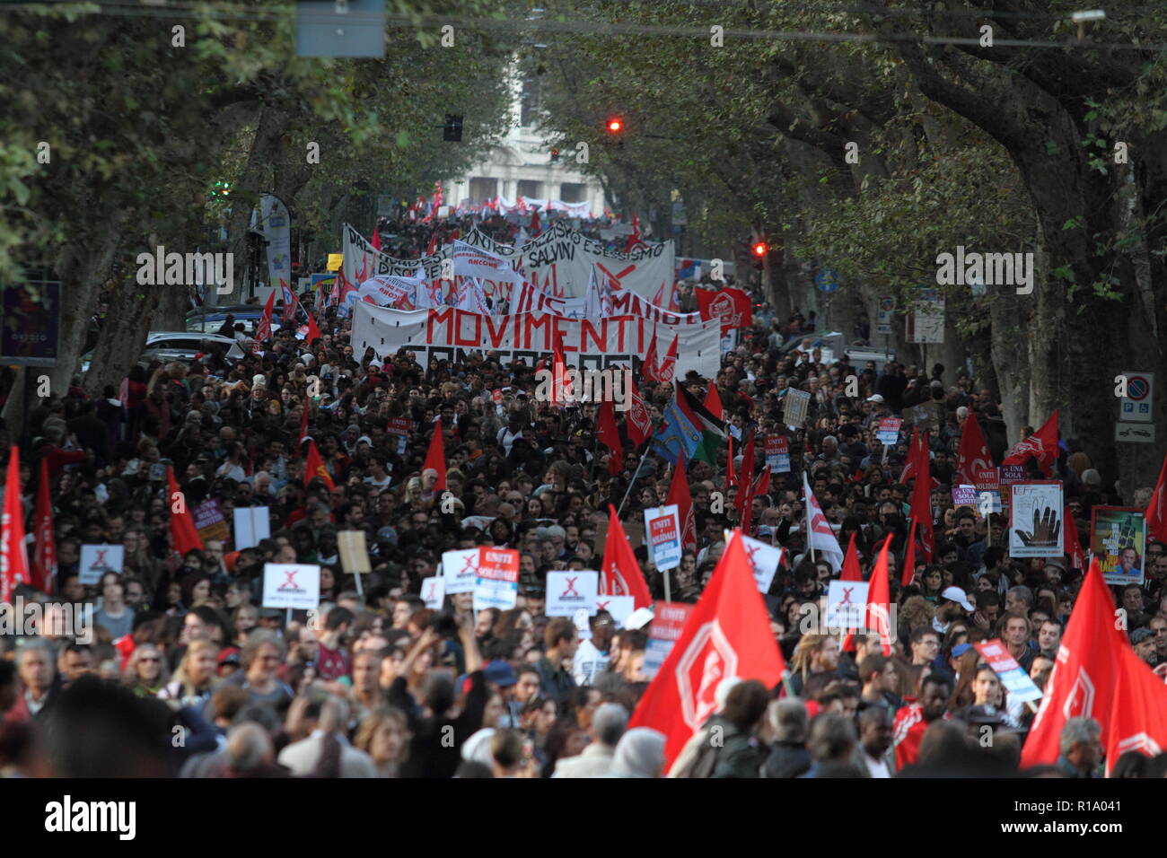 Roma, Italia - 10 novembre 2018 - L'anti-fascista e anti-razzista processione e contro il decreto di Salvini parate la sua via Meruluna Foto Stock