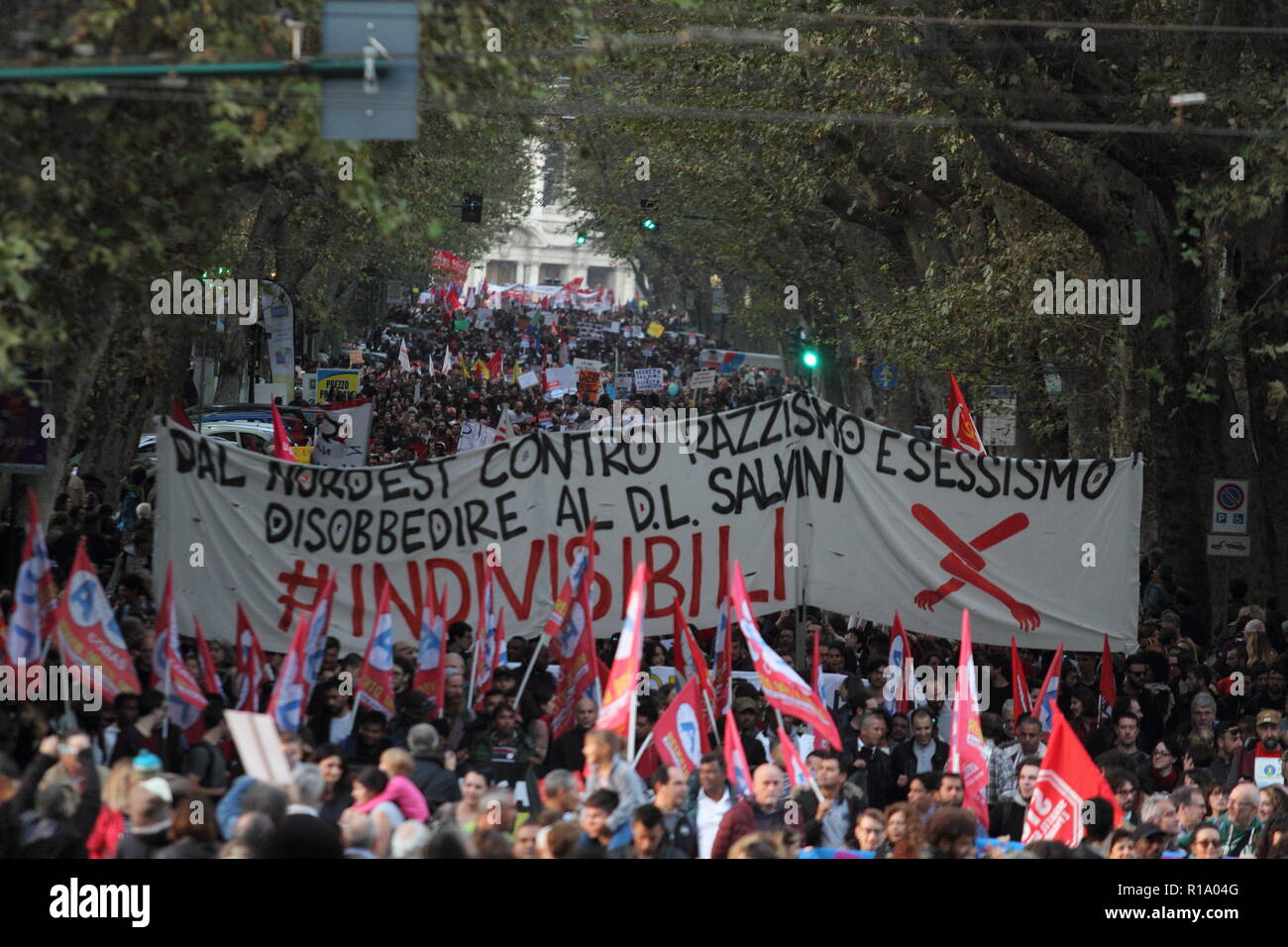 Roma, Italia - 10 novembre 2018 - L'anti-fascista e anti-razzista processione e contro il decreto di Salvini parate la sua via Meruluna Foto Stock