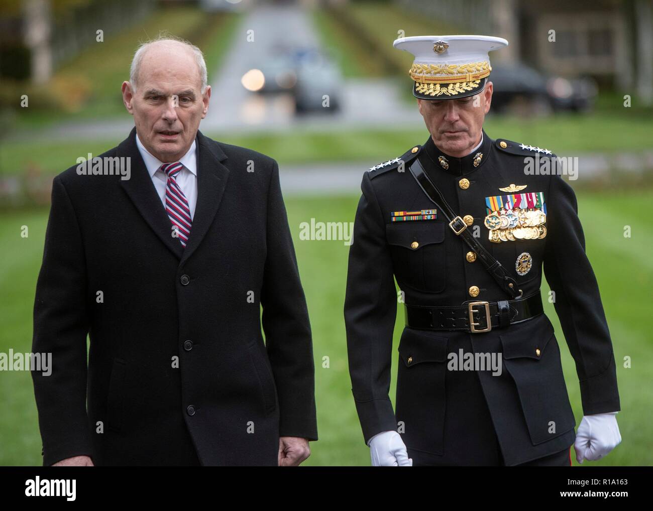 Belleau legno, Francia. Decimo Nov, 2018. U.S Joint Chiefs Presidente gen. Giuseppe Dunford, destra, cammina con il capo del personale della Casa Bianca, John Kelly, sinistra, durante una cerimonia in Aisne - Marne Cimitero Americano vicino la guerra mondiale una battaglia di massa del legno Belleau Novembre 10, 2018 in Belleau, Francia. Presidente Donald Trump è stato programmato per partecipare alla cerimonia ma cancellata a causa di condizioni meteorologiche avverse. Credito: Planetpix/Alamy Live News Foto Stock