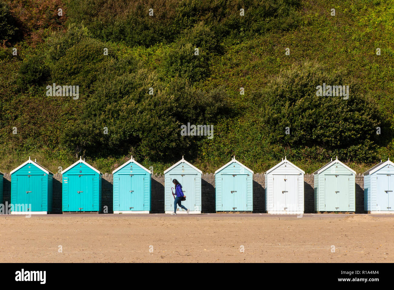 I colori della spiaggia capanne sulla spiaggia di Bournemouth in alta stagione Foto Stock