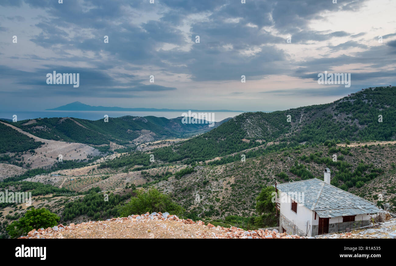 Incredibile paesaggio di montagna dell'isola greca di Thassos - viste mozzafiato, affioramenti rocciosi, magica luce del sole - ideale luogo di vacanza Foto Stock