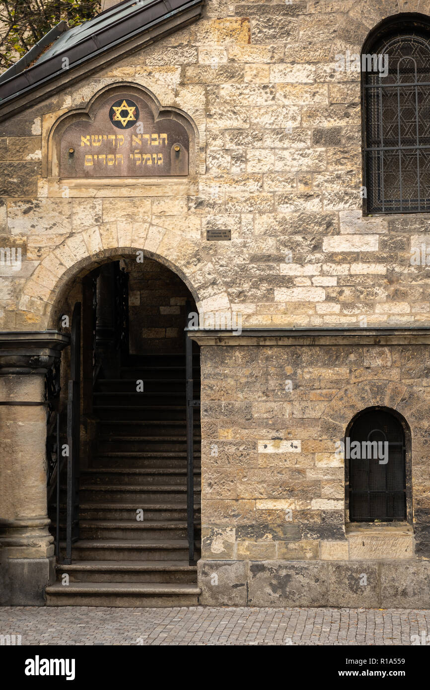 Ingresso del Klausen Sinagoga di Praga (Repubblica Ceca) in autunno Foto Stock