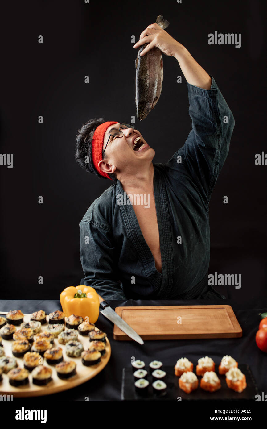 Crazy karate guy è di andare a mangiare il pesce Foto Stock