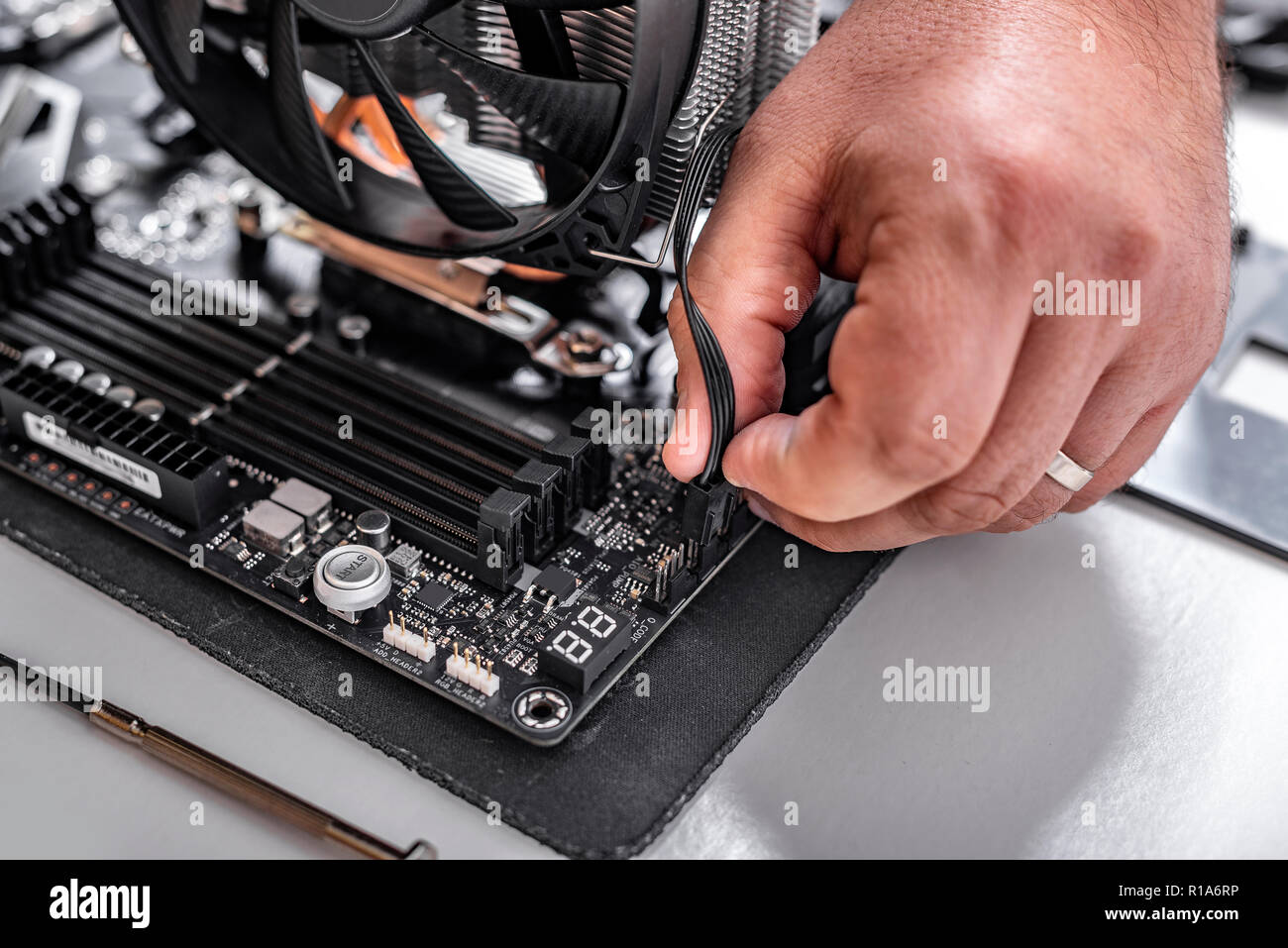 Installare o riparare il sistema di raffreddamento ad aria del processore per PC. Foto Stock