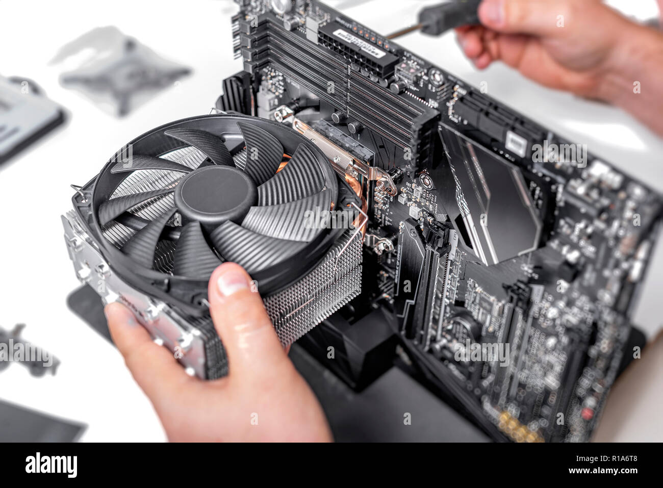 Installare o riparare il sistema di raffreddamento ad aria del processore per PC. Foto Stock