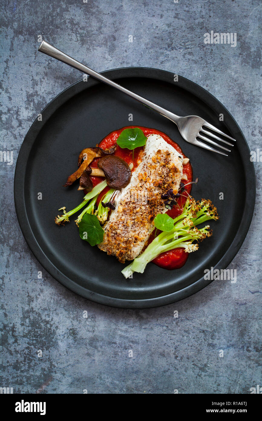 Halibut con crosta di nocciole arrosto con salsa ai peperoni rossi, asparagi, cavolfiori e funghi shiitake Foto Stock