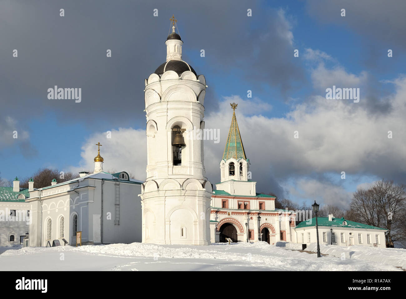 Il campanile della chiesa di San Giorgio in Kolomenskoe in inverno Foto Stock