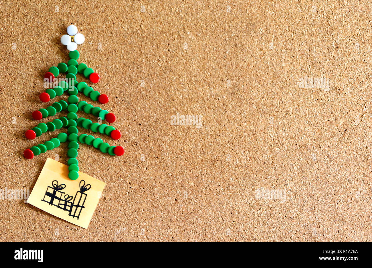 Albero Di Natale Fatto Di Semenze Con Disegno Di Doni In