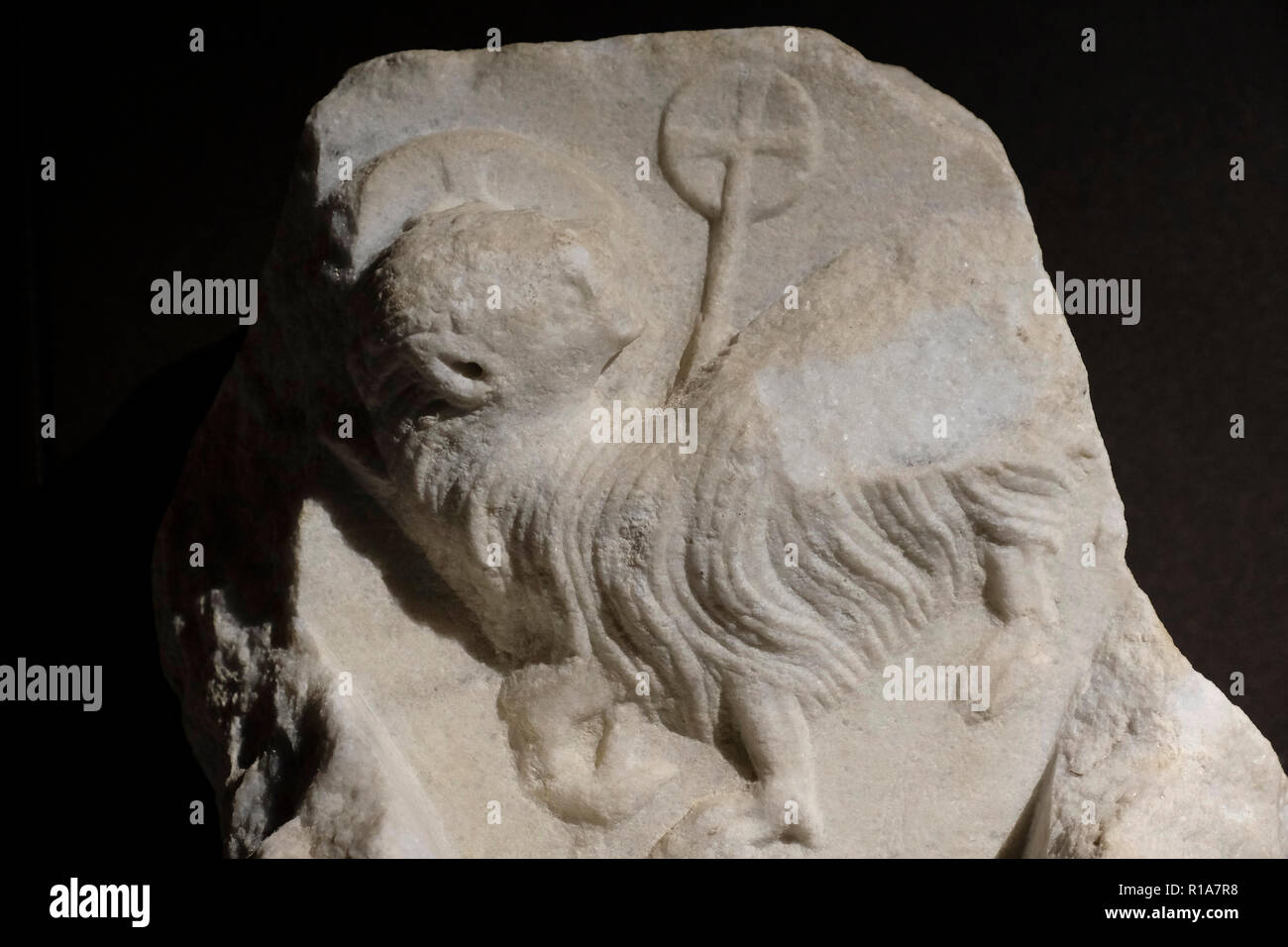 Crociato frammento architettonico cuscinetto Cristo come Agnus Dei ( Agnello di Dio) con nimbus e croce astile dal XII secolo D.C. visualizzati nella nuova ala di archeologia di Terra Sancta museo che illustrano la varietà di culture presenti in Terra Santa durante i primi secoli aperto dai Francescani della Custodia di Terra Santa si trova presso il monastero della Flagellazione nella Via Dolorosa Street nella città vecchia di Gerusalemme Est Israele Foto Stock