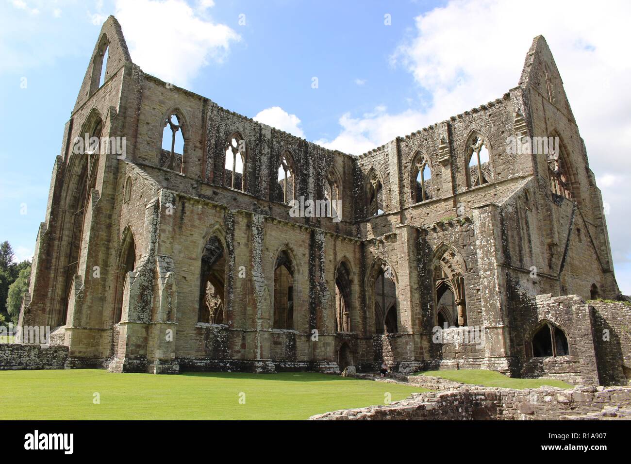 Le antiche rovine di Tintern Abbey in Galles, in una bella giornata di sole Foto Stock
