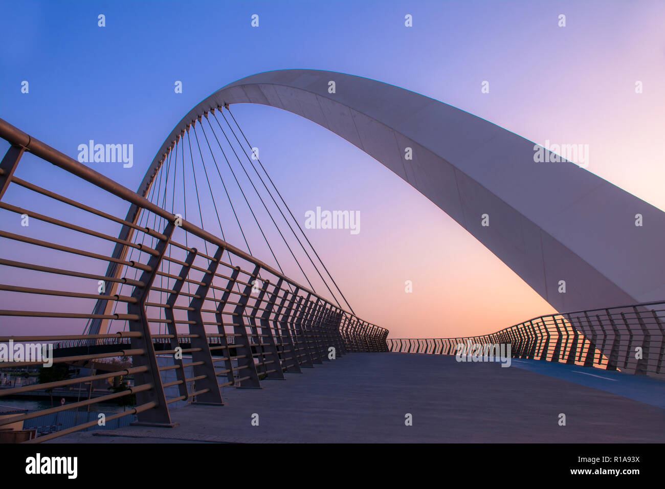 Moderno design esterno Dubai acqua ponte sul canale di nuova attrazione della città di Dubai Foto Stock