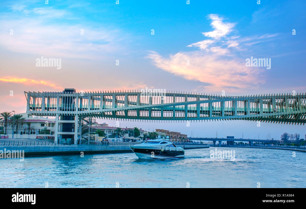 Spirale ponte sul canale d'acqua Dubai nuova attrazione, architettura moderna Foto Stock
