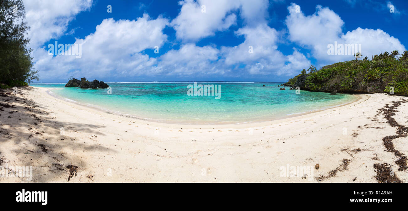 Punto di Toataratara. Vista di giallo sabbia bianca spiaggia tropicale in una baia isolata. Rurutu island, Austral (isole Tubuai), Polinesia francese, Oceania. Foto Stock