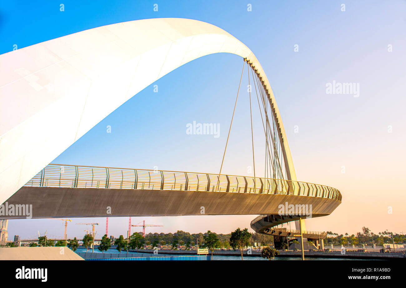 Acqua di Dubai Canal Bridge, nuova attrazione della città di Dubai esterno moderno design di architettura Foto Stock