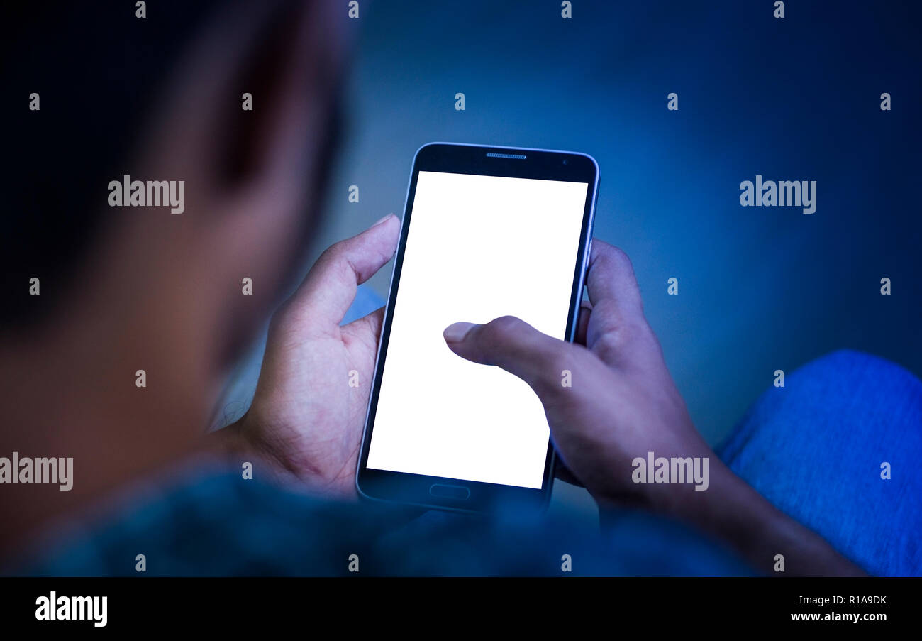 Closeup colpo di giovani uomini utilizzando smart phone mobile concetto di dipendenza Foto Stock