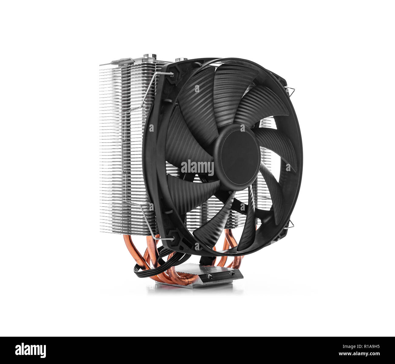 Scambiatore di calore della ventola del computer isolato su uno sfondo bianco. Foto Stock