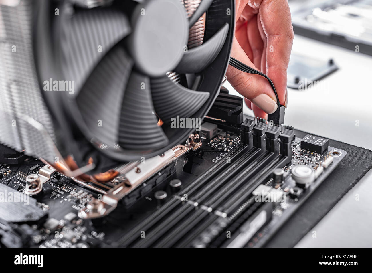 Installare o riparare il sistema di raffreddamento ad aria del processore  per PC Foto stock - Alamy