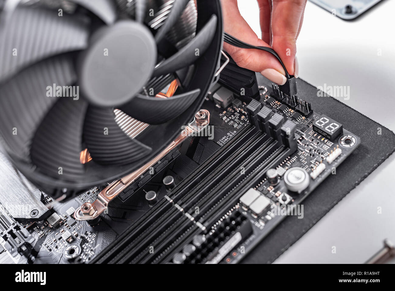 Installare o riparare il sistema di raffreddamento ad aria del processore per PC. Foto Stock