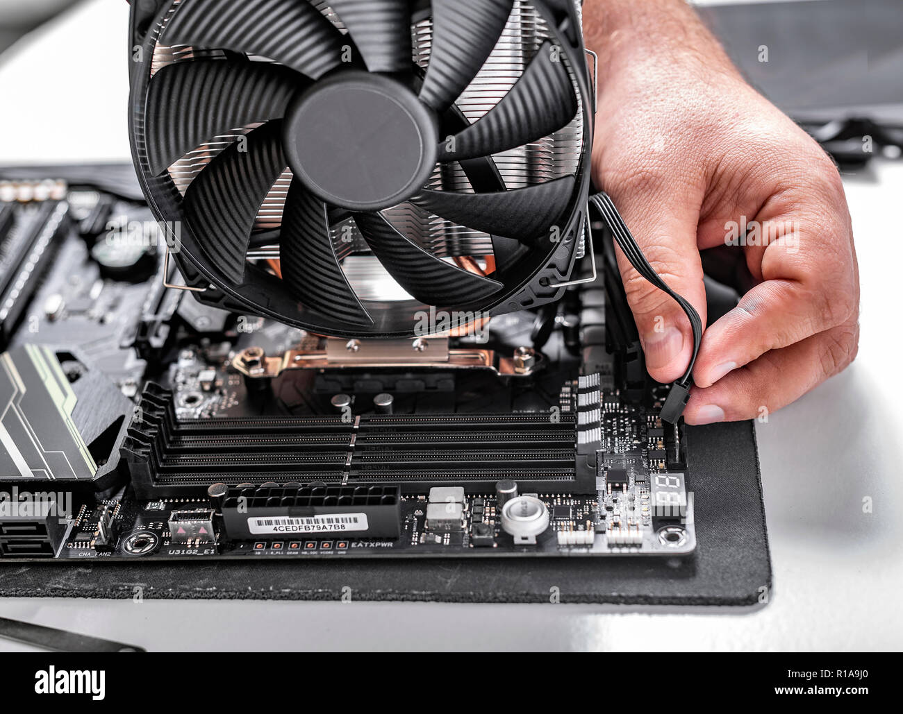 Installare o riparare il sistema di raffreddamento ad aria del processore per PC. Foto Stock